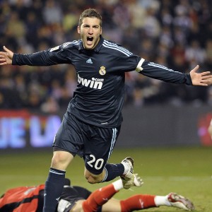 9游-“弯道大师：漂移技艺的经典大比拼”，网红弯漂移视频