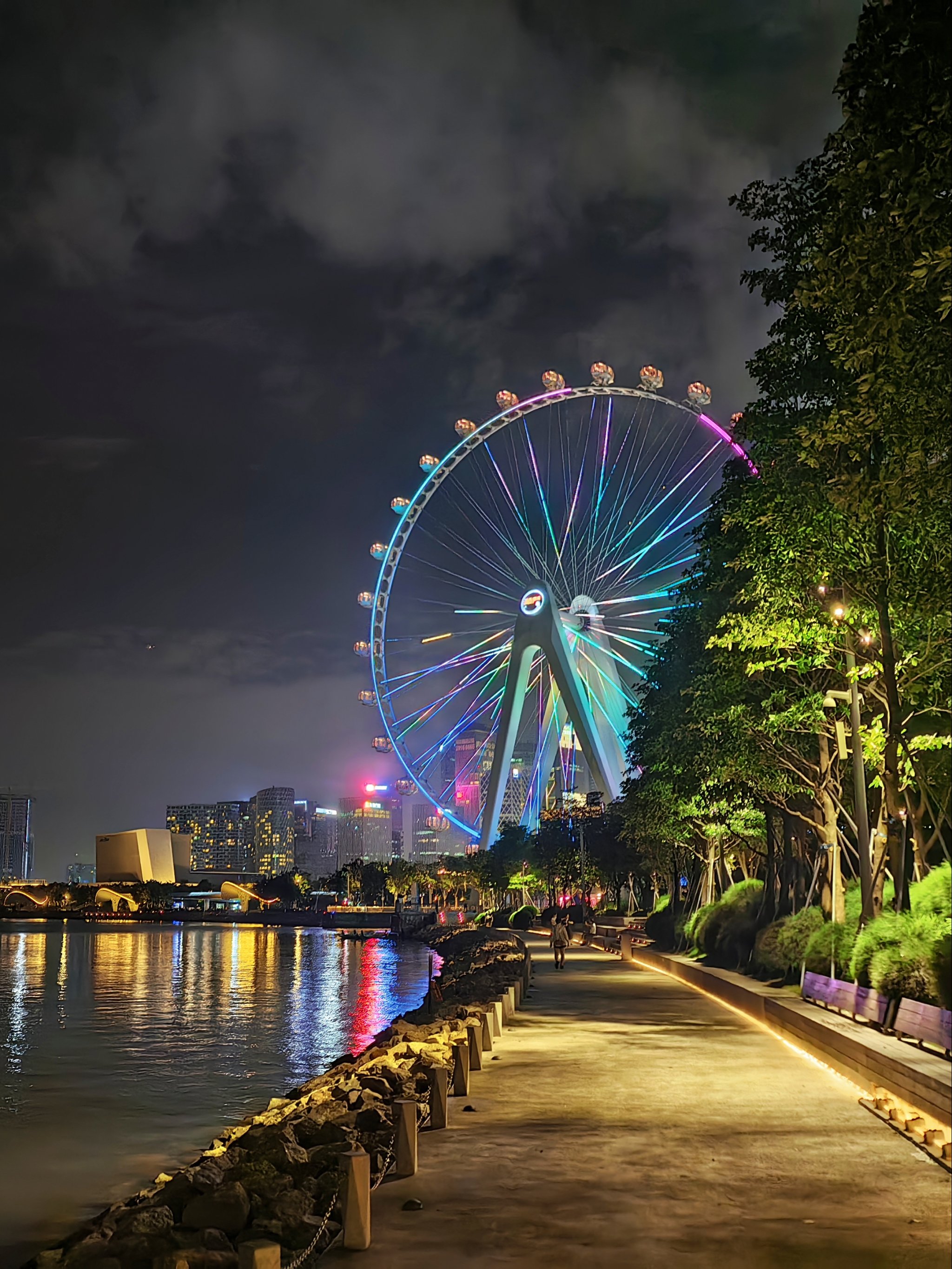 特色夜跑比赛，点亮城市夜色