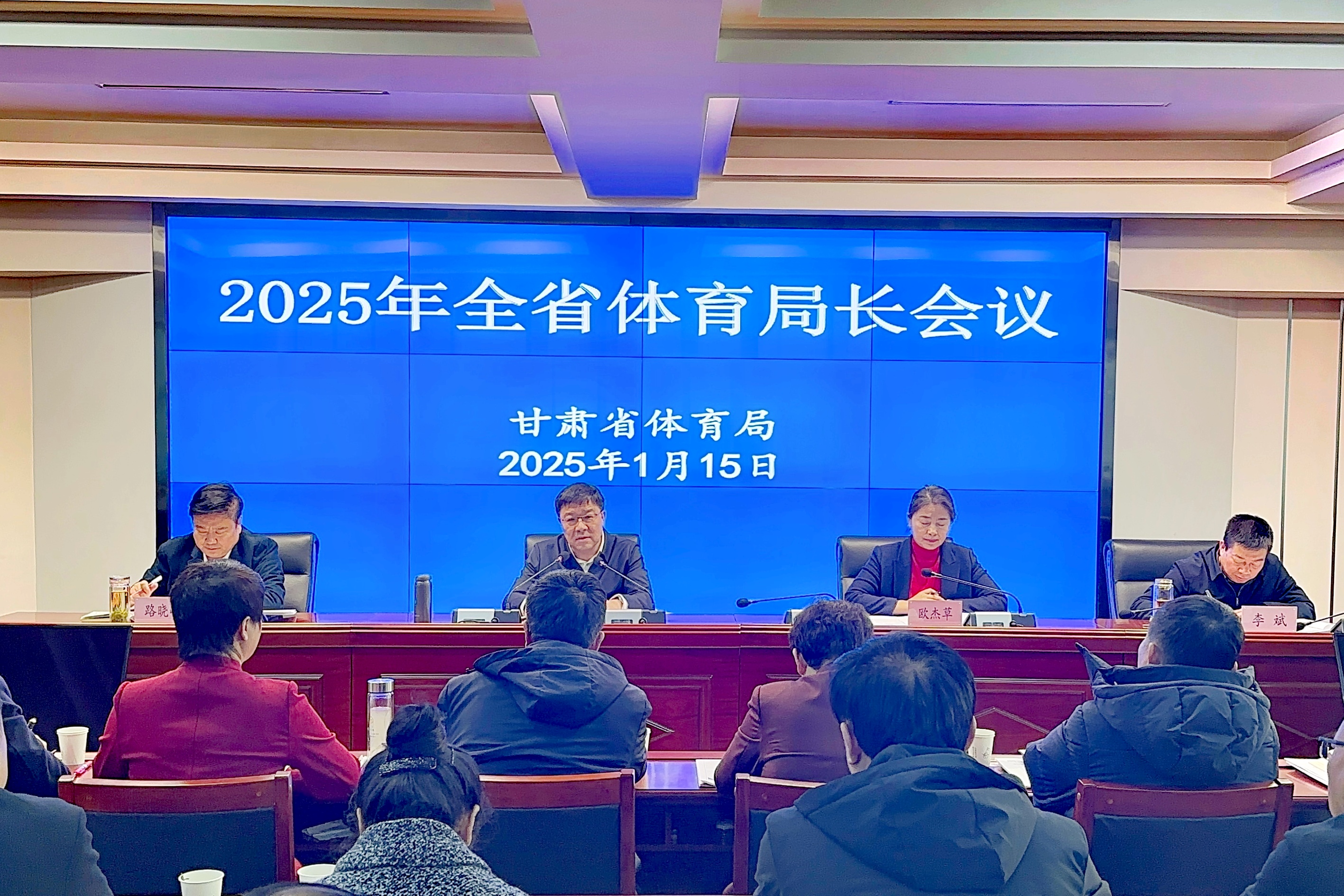 包含线上青少年篮球社区日益繁荣，带动全民健身热潮持续升温的词条