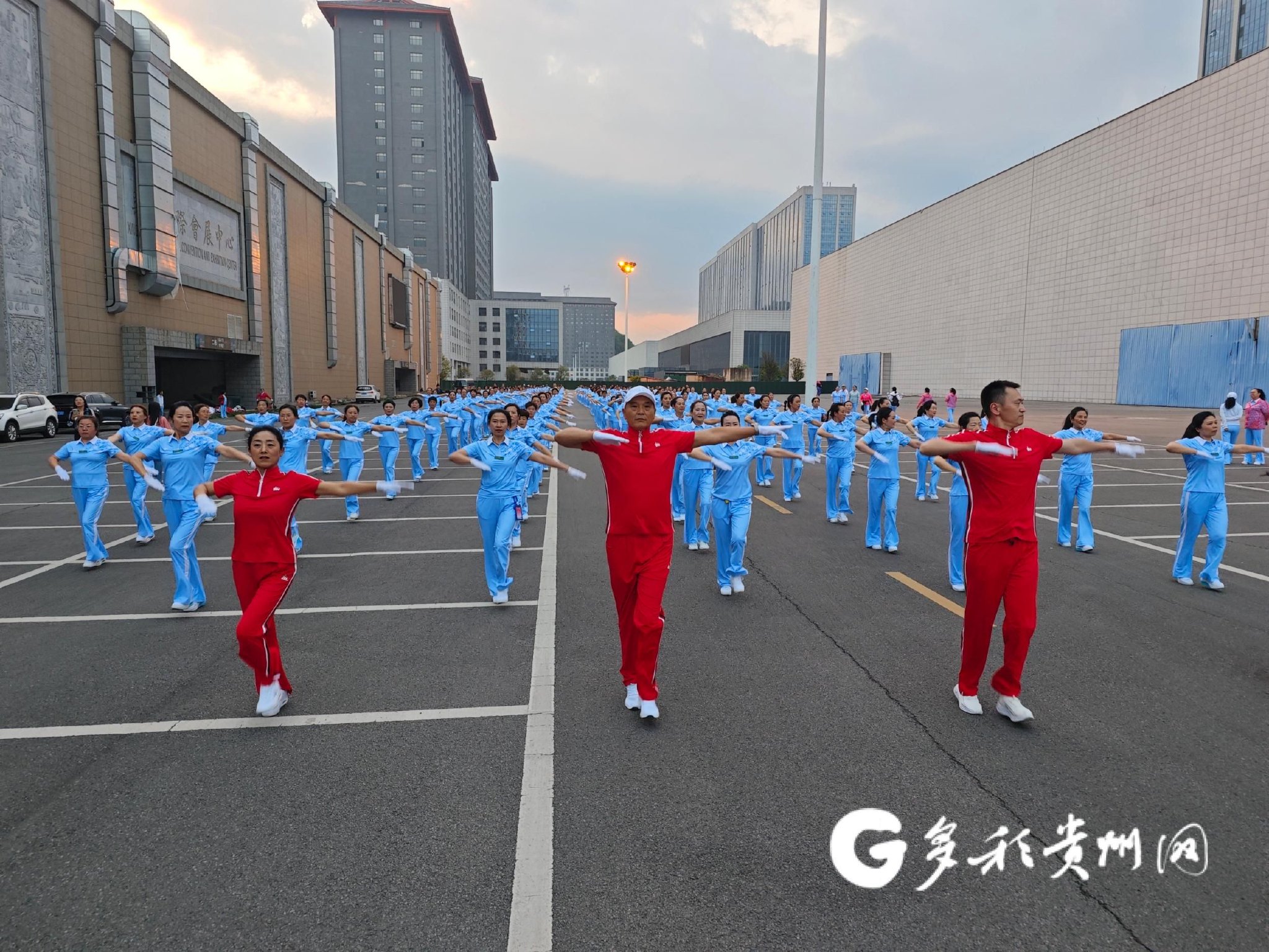 包含线上青少年篮球社区日益繁荣，带动全民健身热潮持续升温的词条