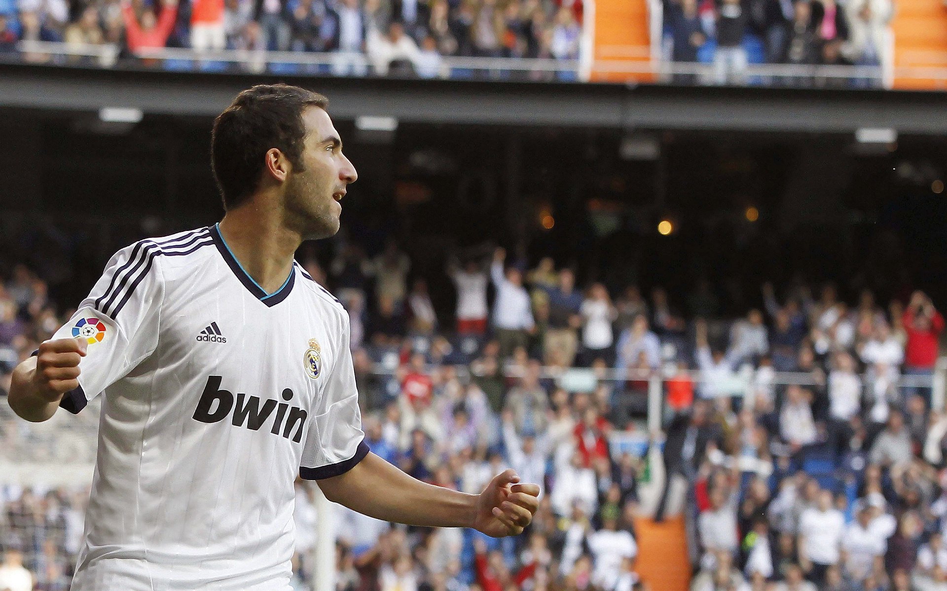 激烈竞争!豪门球队将在绿茵场上交锋,豪门足球球队