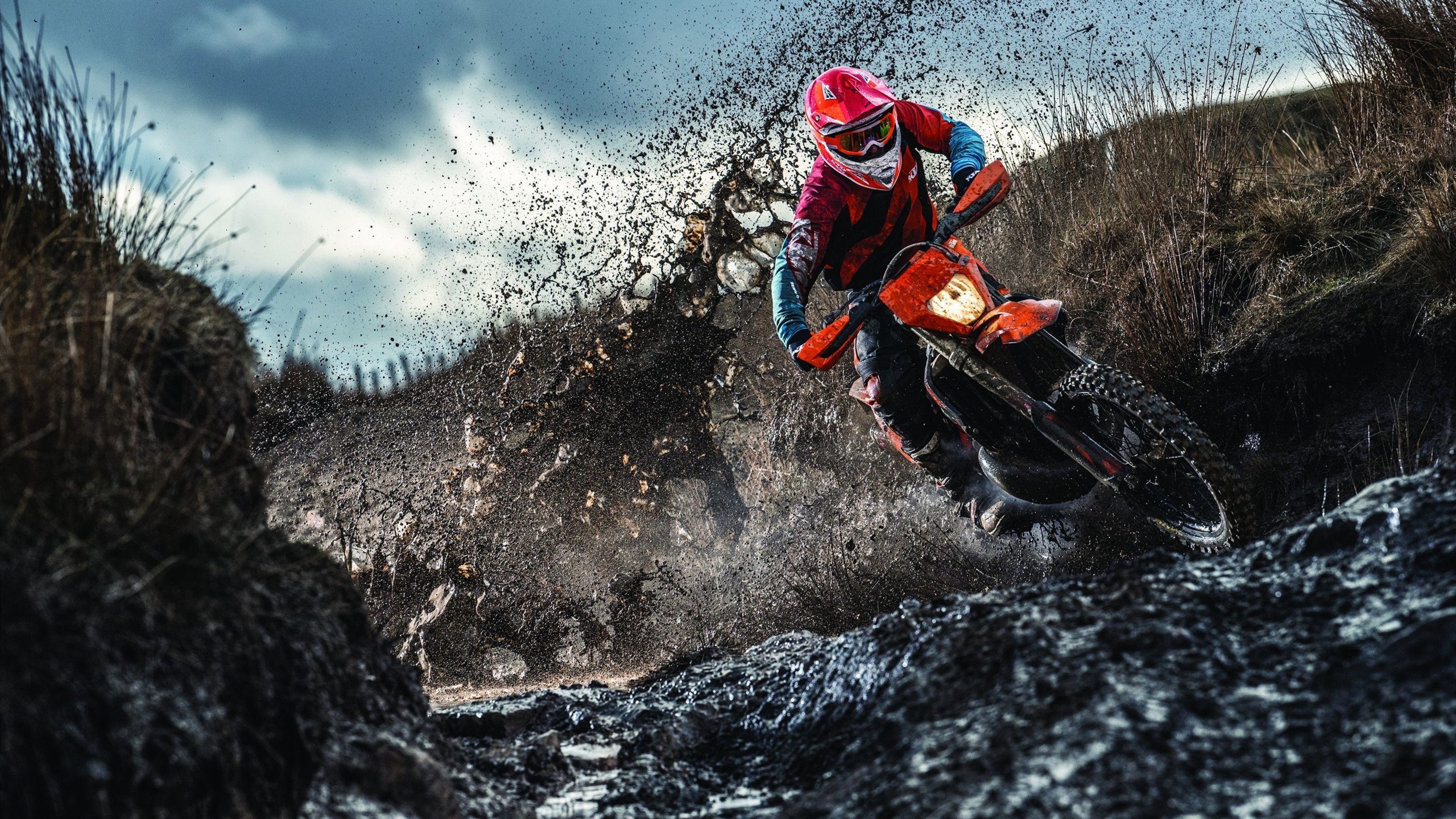 九游电脑版-比赛中场传控节奏流畅多次成功突破边路形成有效传中，中场如何跑位传球